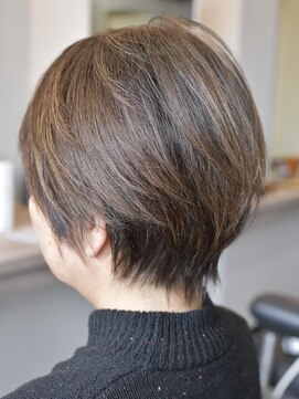 スイ(Sui) 耳周りタイトなショート/白髪ぼかしベージュ/ボリュームUP