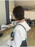 アッシュブラウンカラーの切りっぱなしボブ