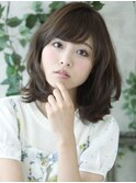 ショコラカラーでツヤ感アップ、上品な女らしさをゆる巻きで