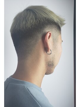 インアンドヤング(in&yang) 刈り上げショートシルバーベージュテーパーフェード