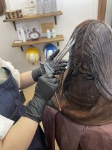 【キューティクルケア】髪質改善専用トリートメントを塗布