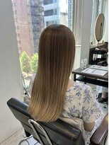 バッカ(BACCA) ベージュカラーのさら艶ロング