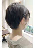 黒髪小顔カットクールショート前下がりグレーベージュ前髪パーマ