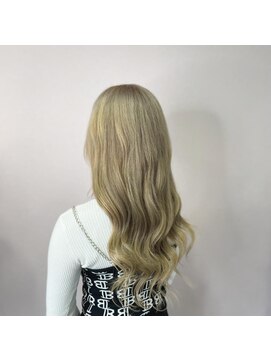 レヴェリー(REVERIE) #プルエクステ#ケアブリーチ#ホワイト