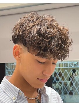 フィフス 渋谷(fifth) スペインカールブラウンカラー刈り上げメンズヘアメンズパーマ