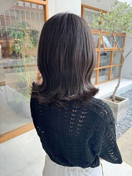 ウィタ(wita.) 暗髪/外ハネミディアム