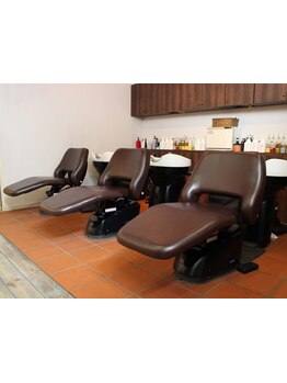 こだわりのシャンプー台で、あなたの髪の悩みに合う厳選オーガニックのスパで極上の癒しを体感して♪