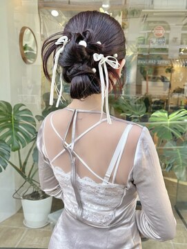 ミモザワークス ヘアアレンジ/ブリーチ/ミルクティー/ショートボブ/レイヤーカット カチモリリボンアレンジ