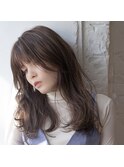 細いハイライトを入れて抜け感のあるロングスタイル