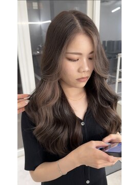 エラ(ELLA) くすみベージュポイントカラー