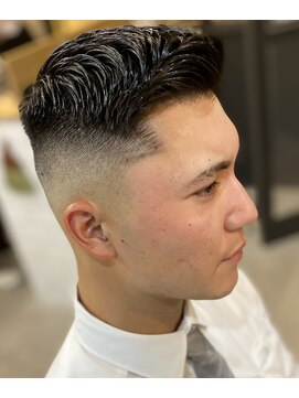 フランクスバーバーザスタンド(Frank’s barber the stand) ビジネスハイスキンフェードアップバングサイドパート