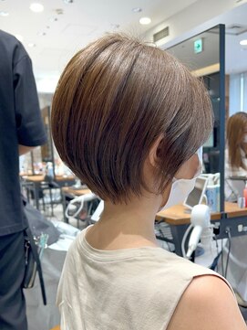 アフロート ルヴア(AFLOAT RUVUA) 『岩田莉奈』●40・50代　前下がりショートボブ　丸みショート◎