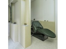 ウタタネ ヘアーアンドスパ 北千住(utatane hair&spa)の雰囲気（フルフラットなシャンプー台で、首や腰に負担が少ないです。）