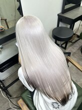 透明感を極めたホワイト・ペールカラー