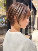 美しいフォルムの大人可愛いショート+白髪ぼかしハイライト