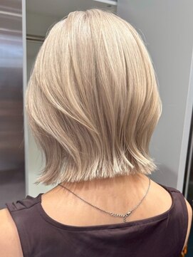 エリマ 横浜西口(elima) 横浜ブリーチカラーミディアムボブタッセルボブブロンドカラー