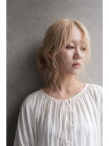 ローカル 飯田橋(Local)&nbsp;大人可愛い20代30代40代金髪前下がりひし形ふんわりロング