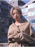 ユニセックスなセンターパートのハイトーンボブ