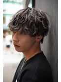 渋谷メンズホワイトメッシュカラー緩め波巻きスパイラルパーマ