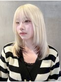 ミディアムホワイトベージュブロンド顔周りレイヤー_ba576921