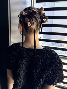 ピークアブー 銀座中央通り(PEEK-A-BOO) モードアレンジ × 編み込みアップ × ブラックリボン