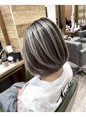 (小山)ハイライトとバレイヤージュの間くらいのデザイン
