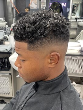 ザ フェイダーズ(The Faderz) 無造作束感ツーブロックマッシュスキンフェード波巻きハイライト