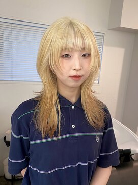 シイ(SIE) レイヤーカット　抜きっぱなしブロンド