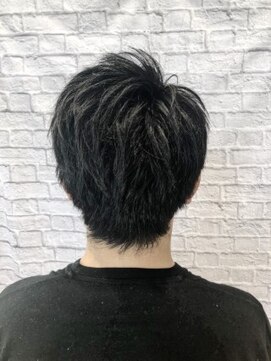 ミーティア バイ クアトロ(Meteor By QUATRO) おしゃれだけでなく骨格補正もアップバングメンズスタイル