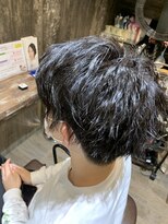 ヘアメイク Y-21 青葉台店&nbsp;センターパート　×　波打ち　×　ブルーブラック