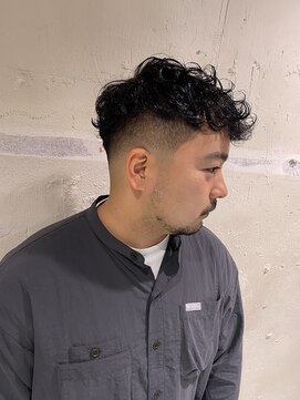 フランクスバーバーザスタンド(Frank’s barber the stand) テーパフェードスペインカールE