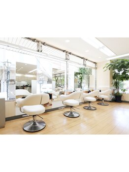 丁寧な施術と接客が人気のサロン☆髪の悩みを解決してくれる、自分だけのサロンタイムを…♪