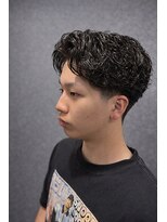 ワンワンオー バーバーショップ 長浜店(@110 BARBER SHOP)&nbsp;ニュアンスパーマで作る、大人の余裕を感じるセンターパート