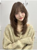 柔らかい質感のベージュカラー ロングハイレイヤー