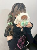 ツインの編みカチュ