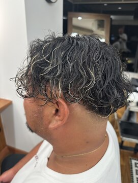 ザデイトウキョウ 表参道 青山(THE DAY TOKYO) MEN'S HAIR/金メッシュ/スパイラルパーマ/大人メンズ/表参道駅