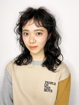 クオン(QUON) ロングカジュアルウェーブ×ぱっつん前髪