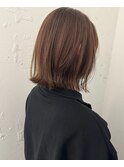 ぱつっとボブと柔らかベージュ