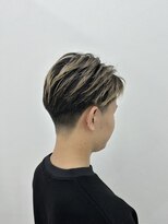 シロ&nbsp;ツーブロック/フェード/刈り上げ/ツイストパーマ/束感ショート