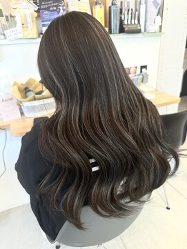 グリ(GURI) ☆立体感がかわいい！波巻き×暗髪ハイライト