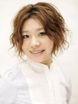 エイム(AIM) ゆるめのウェーブで自然なやわらかさのスタイル