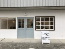 ロッコ(Locco)の雰囲気（お店は白い壁と水色のドアが目印です。）