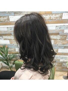 ハウオリ ヘアーワークス(Hauoli hair works) ベージュ×ハニーシルバー