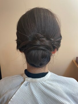 美容室 メザミー MESAMIES きれいめアップスタイル小顔お呼ばれ三編みアレンジ襟足スッキリ