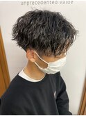 センターパートツイストスパイラルパーマメンズ波巻きパーマ