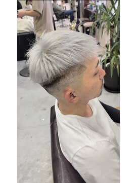 ヘアデザイン ゴドバン(Hair Design Gdobant) スキンフェードホワイトカラー1