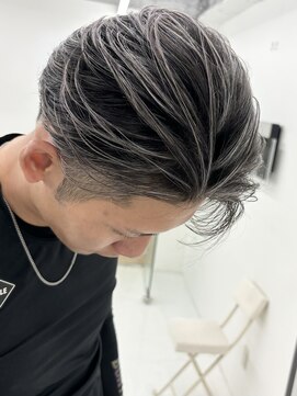 ホワイトメッシュ　白髪ボカシ　マッシュ　刈り上げ　眉毛