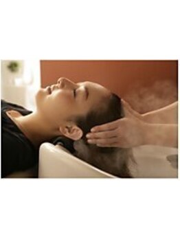 炭酸シャンプーで頭皮の汚れをスッキリ！プライベート空間で極上のリラクゼーションを♪