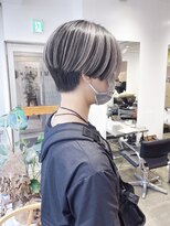 リラ バイ ミラ 新宿(LILA by MILA) ハンサムショート/コントラストハイトーン/ミルクティ/2トー