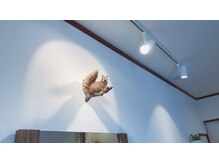 コティ ヘアデザイン(koti hair design)の雰囲気（鏡上にはリスが。ちょっと遊び心ある店内です！）